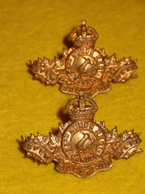 MM122 - 33rd Huron Regiment Collar Badge Pair